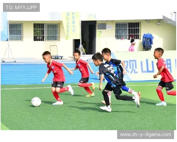 “青少年足球技能大赛激烈角逐，弘扬拼搏精神”，青少年足球实战智慧